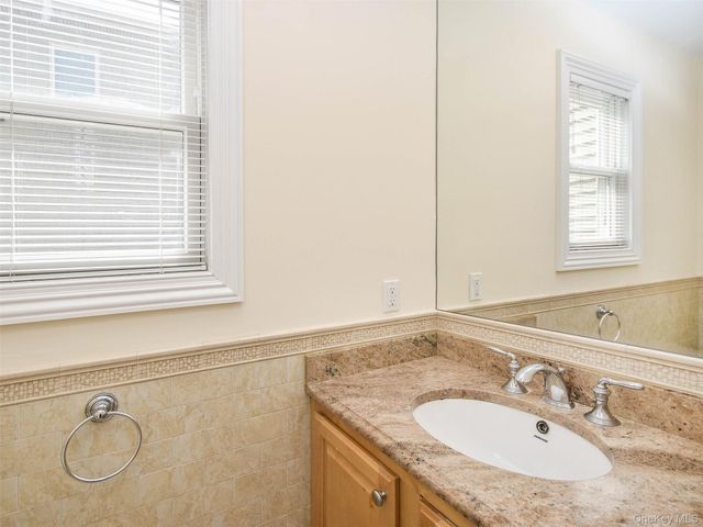 24B Sintsink Dr W, Port Washington, NY 11050