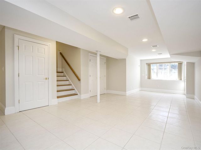 24B Sintsink Dr W, Port Washington, NY 11050