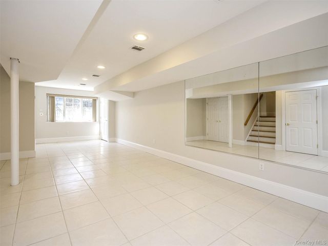 24B Sintsink Dr W, Port Washington, NY 11050