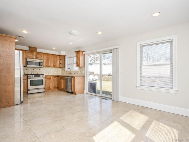 24B Sintsink Dr W, Port Washington, NY 11050