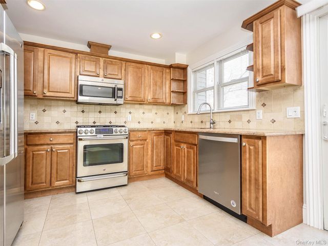 24B Sintsink Dr W, Port Washington, NY 11050