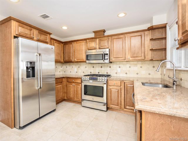 24B Sintsink Dr W, Port Washington, NY 11050