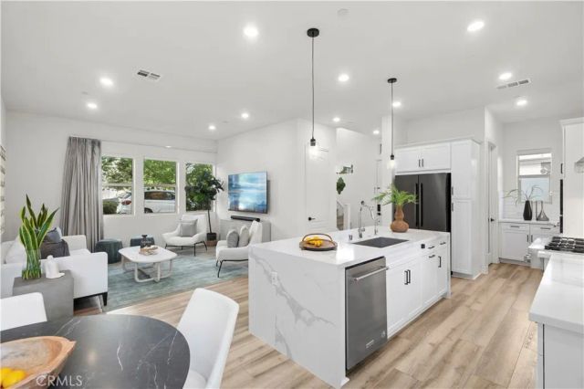 120 Frame, Irvine, CA 92618
