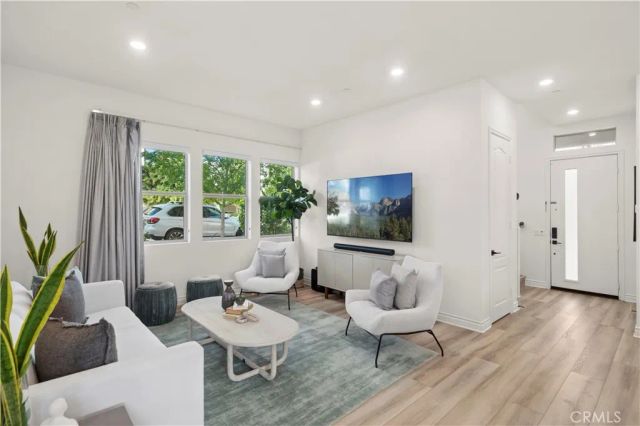 120 Frame, Irvine, CA 92618