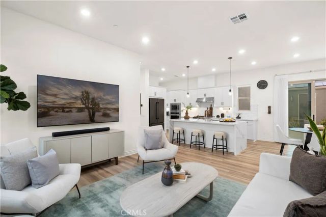 120 Frame, Irvine, CA 92618