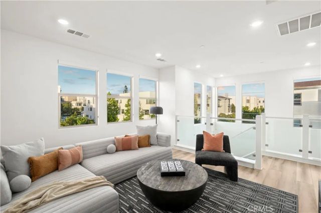 120 Frame, Irvine, CA 92618