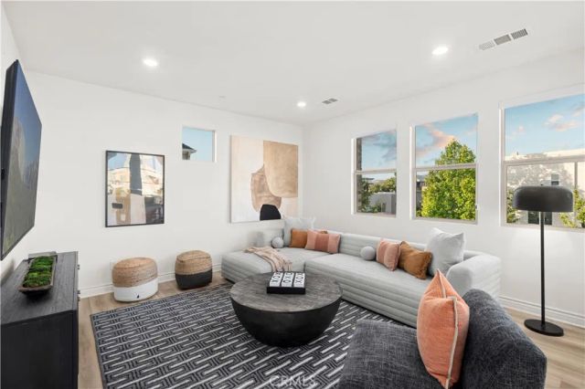 120 Frame, Irvine, CA 92618