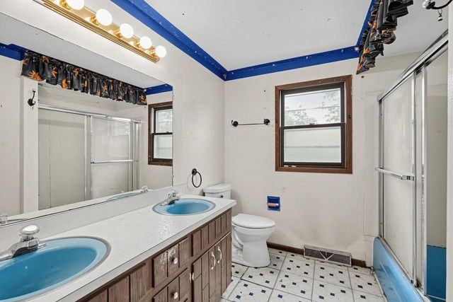 5320 S Tuckaway DRIVE, Greenfield, WI 53221