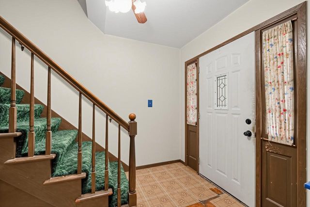 5320 S Tuckaway DRIVE, Greenfield, WI 53221