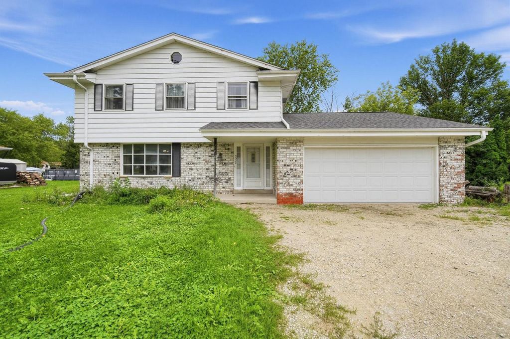 5320 S Tuckaway DRIVE, Greenfield, WI 53221