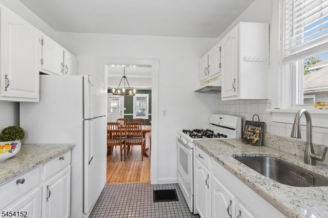 18 Stewart Pl, Fanwood Boro, NJ 07023
