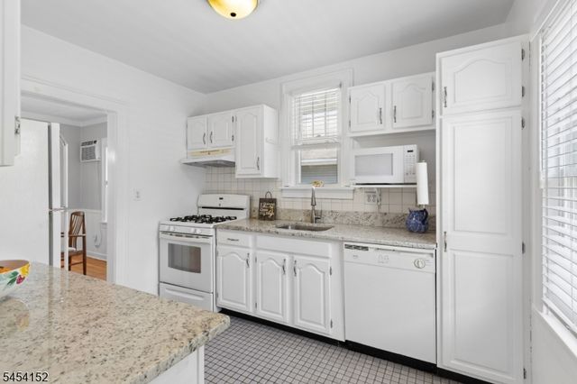 18 Stewart Pl, Fanwood Boro, NJ 07023