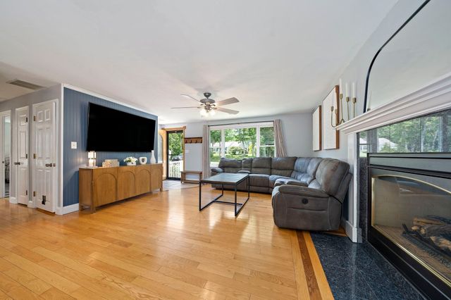 35 Braeburn Ct, Falmouth, MA 02536