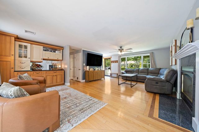 35 Braeburn Ct, Falmouth, MA 02536