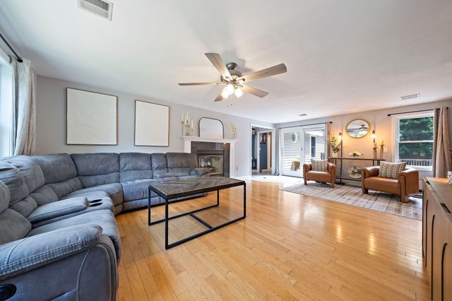 35 Braeburn Ct, Falmouth, MA 02536