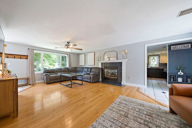 35 Braeburn Ct, Falmouth, MA 02536