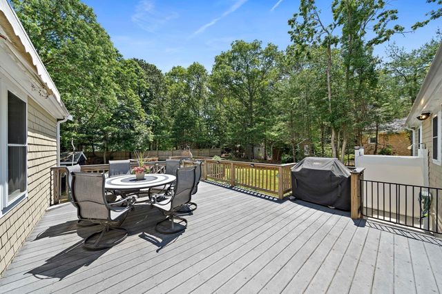 35 Braeburn Ct, Falmouth, MA 02536