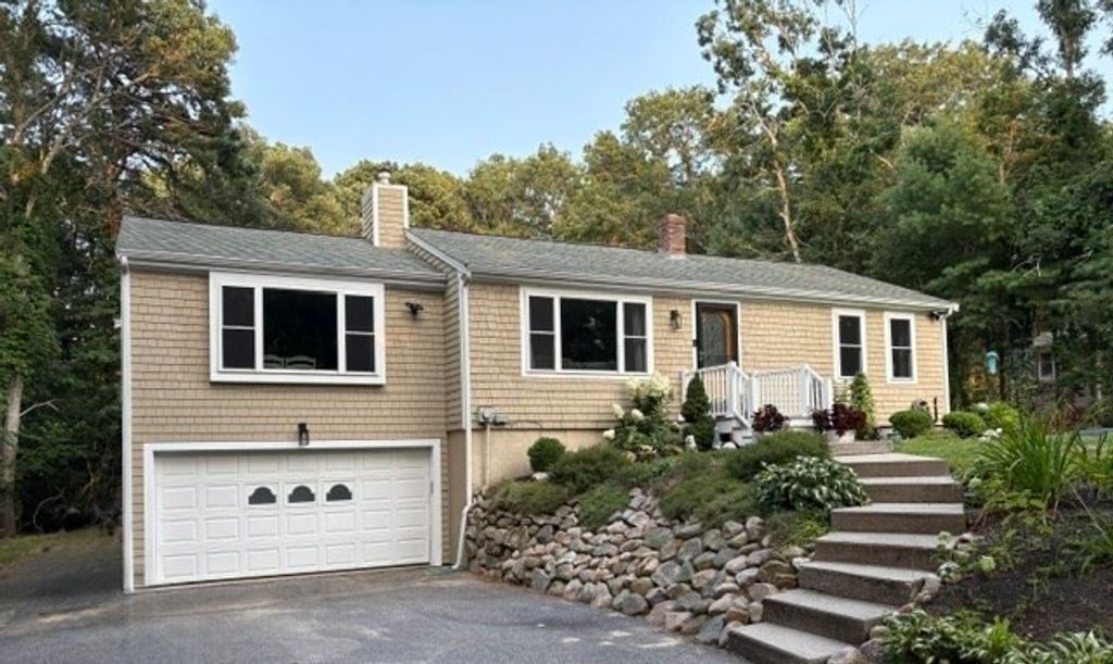 35 Braeburn Ct, Falmouth, MA 02536