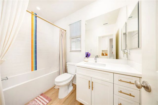 126 Sunnyside, Irvine, CA 92618