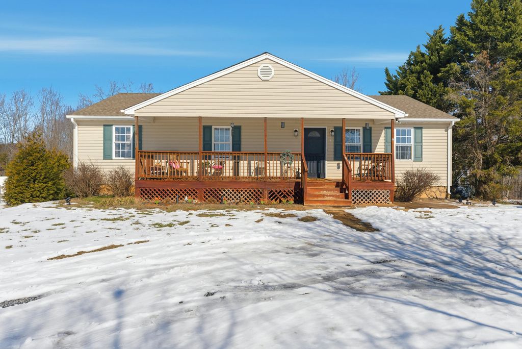 2305 Smith Mountain Lake PKWY, Huddleston, VA 24104