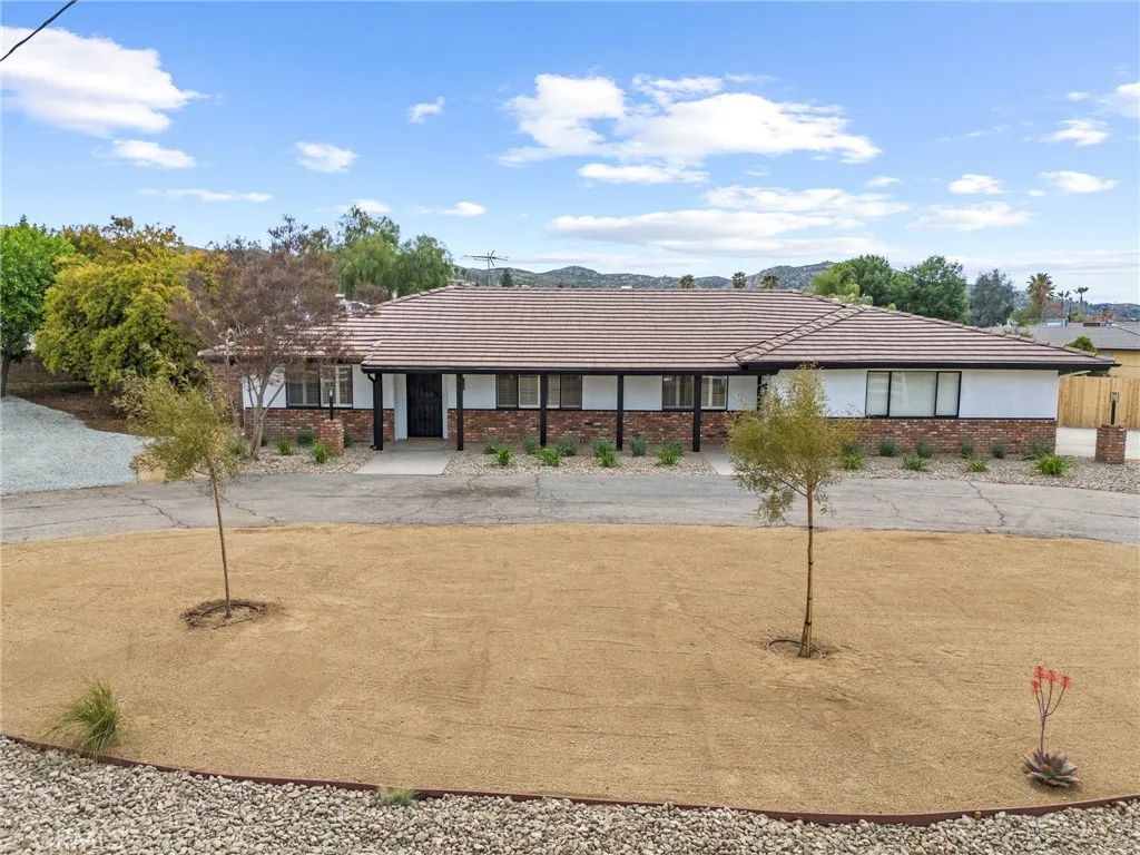 Image 2 of property listing at 27265 Hemet Street, Hemet, CA 92544