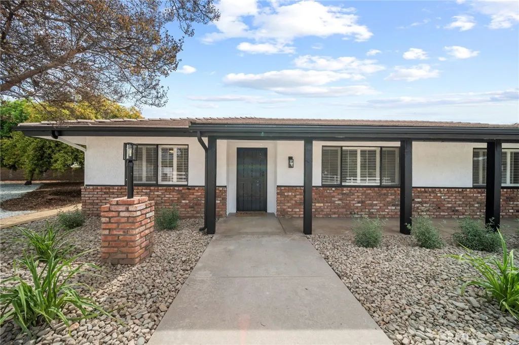 Image 4 of property listing at 27265 Hemet Street, Hemet, CA 92544