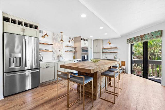 450 BEACH ROAD 3, Sarasota, FL 34242