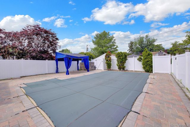 255 Rolling Street, Malverne, NY 11565