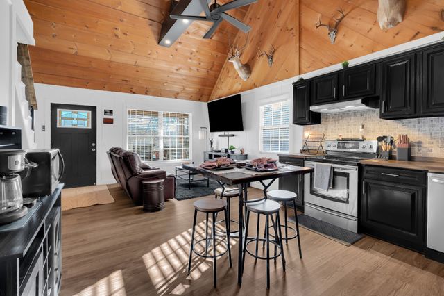 1956 Vanzant Bend Rd, Belvidere, TN 37306