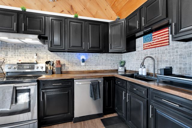 1956 Vanzant Bend Rd, Belvidere, TN 37306