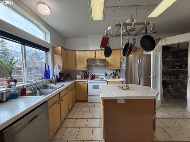 404 S COLLEGE St, Joseph, OR 97846