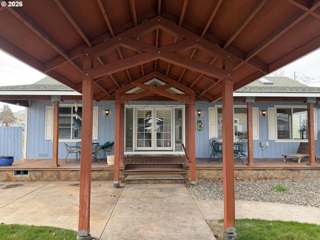 404 S COLLEGE St, Joseph, OR 97846