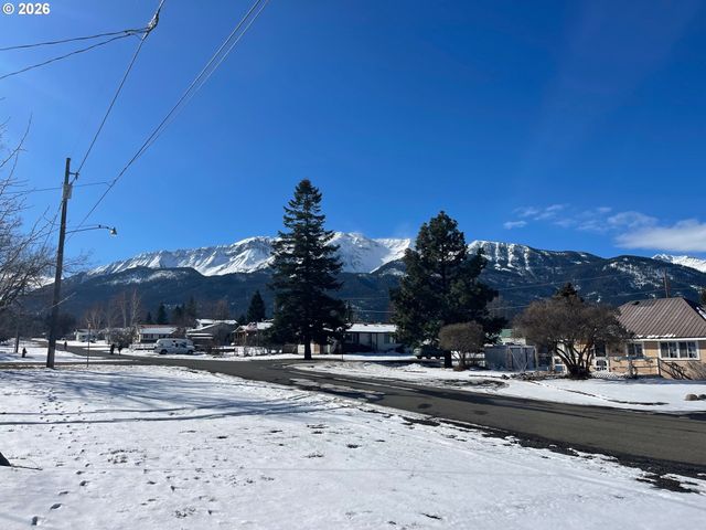 404 S COLLEGE St, Joseph, OR 97846