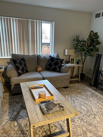 2375 Walton Boulevard 8, Rochester Hills, MI 48309