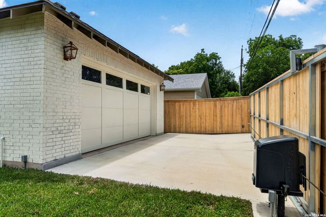 255 CLAYWELL DR, Alamo Heights, TX 78209