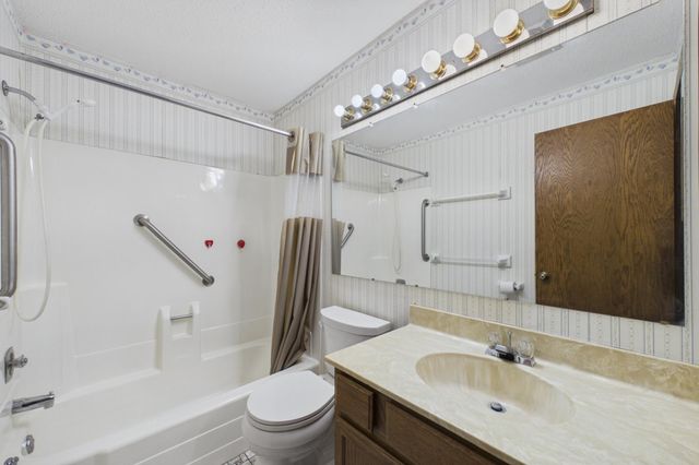 1000 41st Avenue NE 211, Columbia Heights, MN 55421