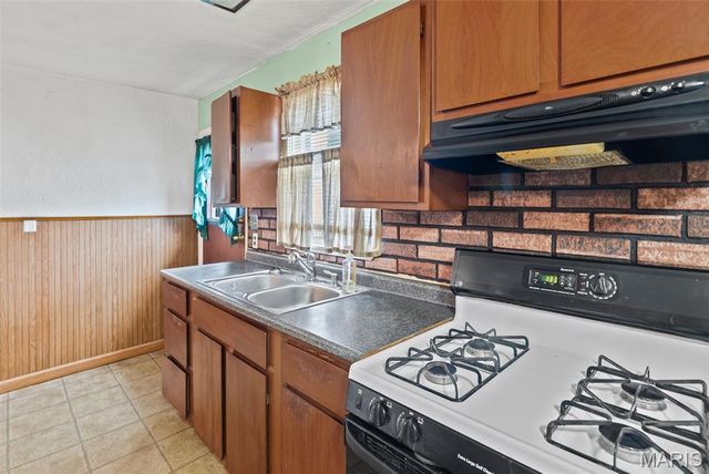 252 12th Street, Wood River, IL 62095