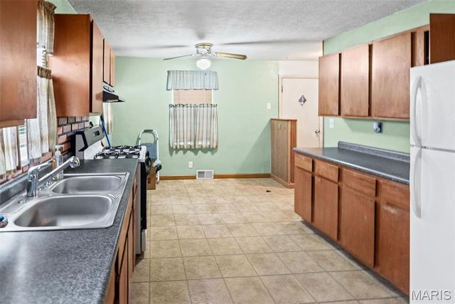 252 12th Street, Wood River, IL 62095