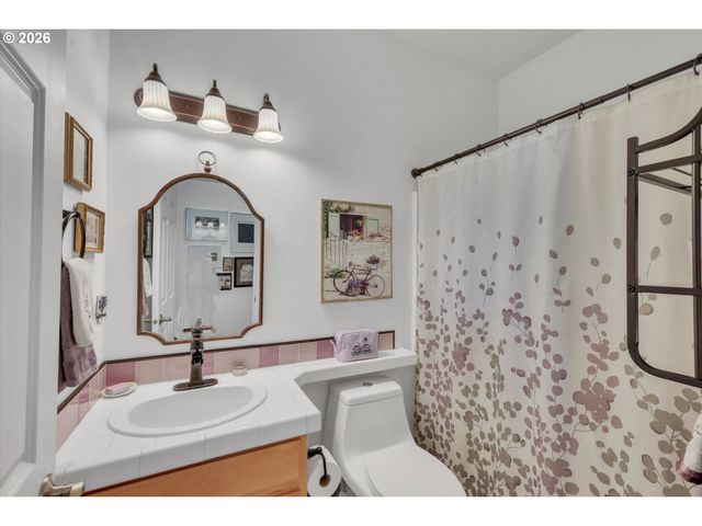 21799 Ne LARKSPUR Ln, Fairview, OR 97024