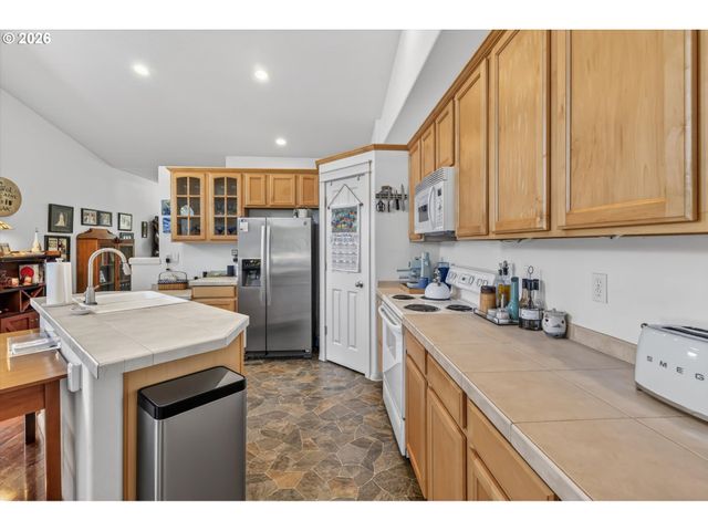21799 Ne LARKSPUR Ln, Fairview, OR 97024