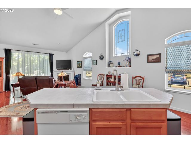 21799 Ne LARKSPUR Ln, Fairview, OR 97024