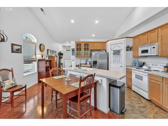 21799 Ne LARKSPUR Ln, Fairview, OR 97024