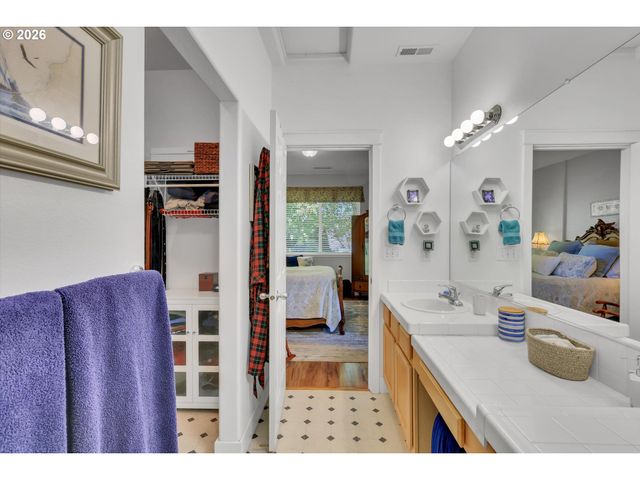 21799 Ne LARKSPUR Ln, Fairview, OR 97024
