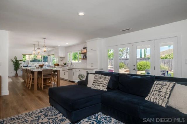 7634 Flag Lake, San Diego, CA 92119