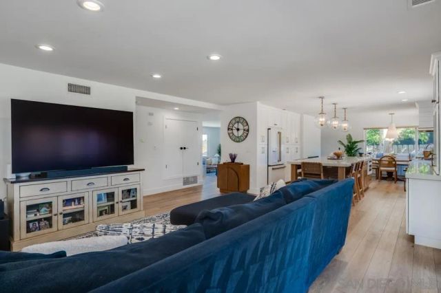 7634 Flag Lake, San Diego, CA 92119