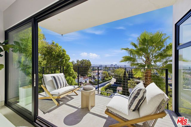 6390 Quebec Drive, Los Angeles, CA 90068