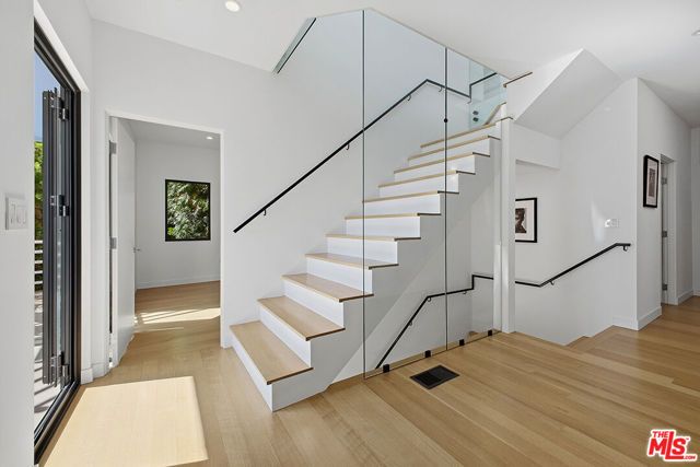 6390 Quebec Drive, Los Angeles, CA 90068