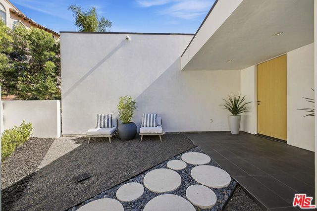 6390 Quebec Drive, Los Angeles, CA 90068