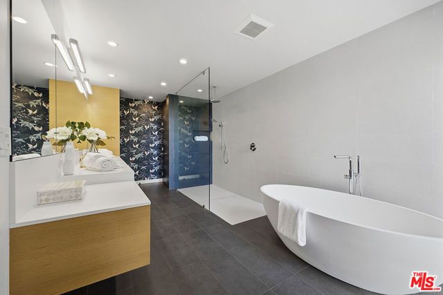 6390 Quebec Drive, Los Angeles, CA 90068