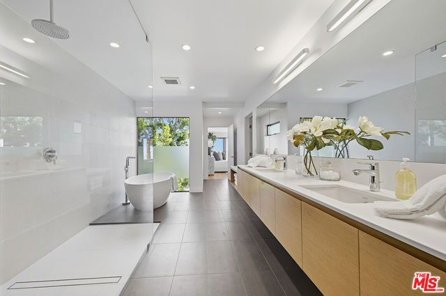 6390 Quebec Drive, Los Angeles, CA 90068